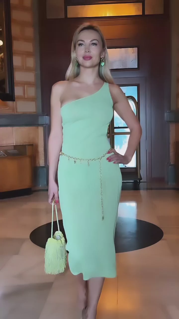 Vestido «Asymmetric Wave» con textura y corte elegante